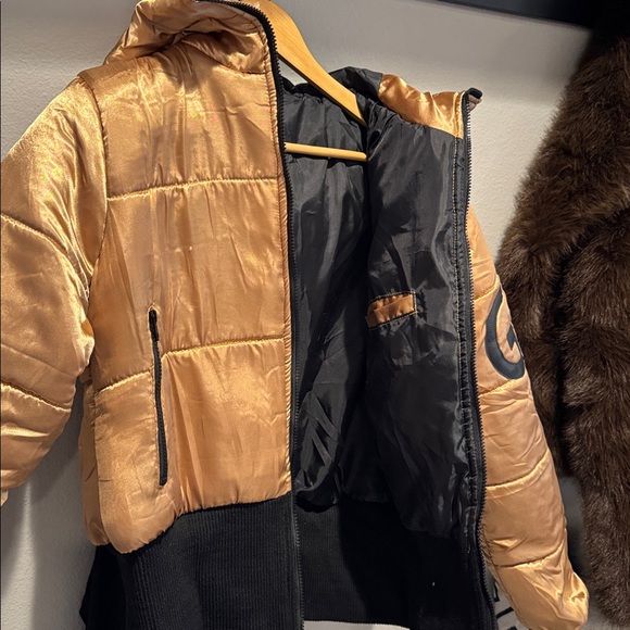 Goldburgh Puffer Jacket
Size L but fits like M
purchased online but not real. - Picture 4 of 4